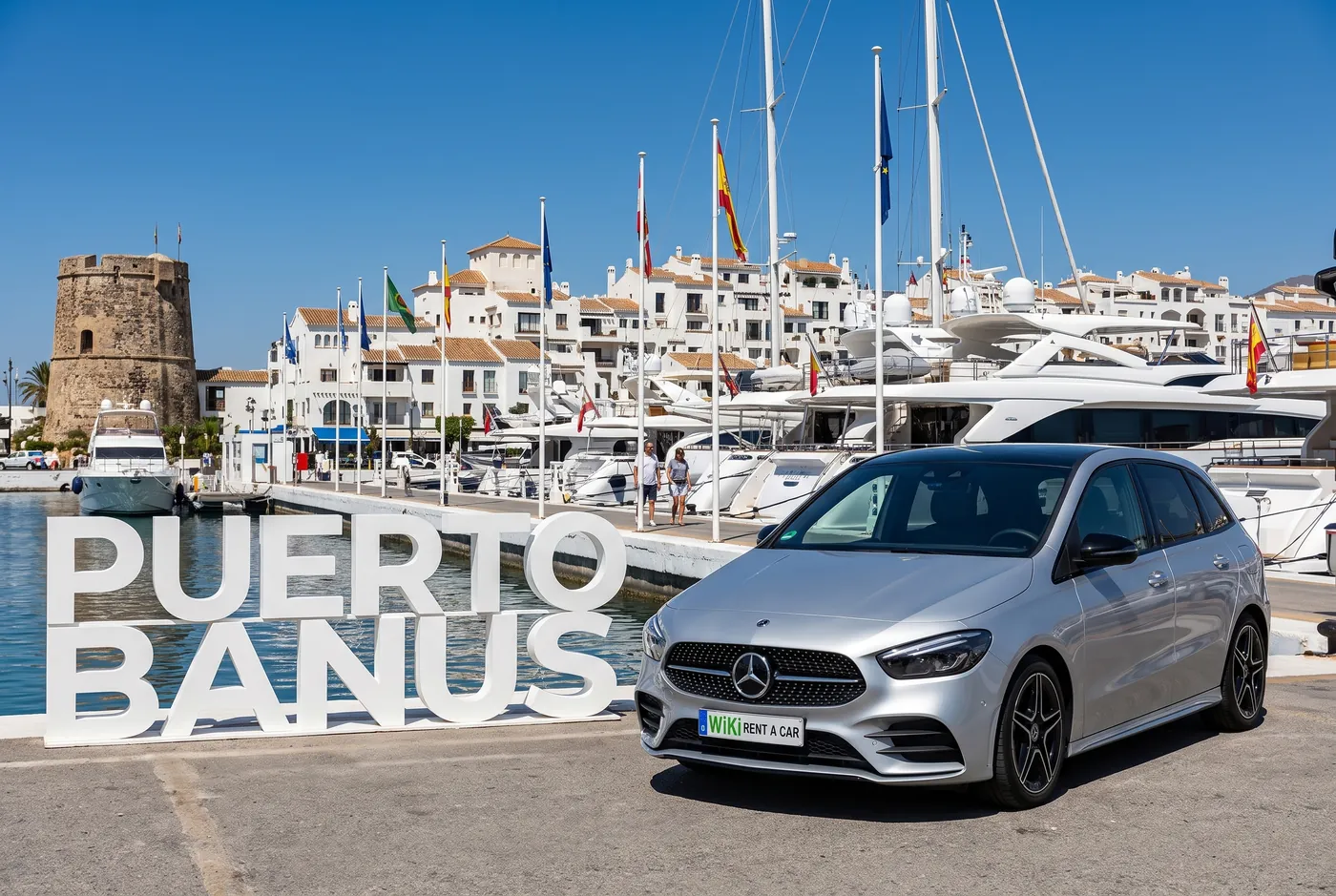 Mercedes Clase B de alquiler de Wiki Rent A Car en el muelle de Puerto Banús, Marbella