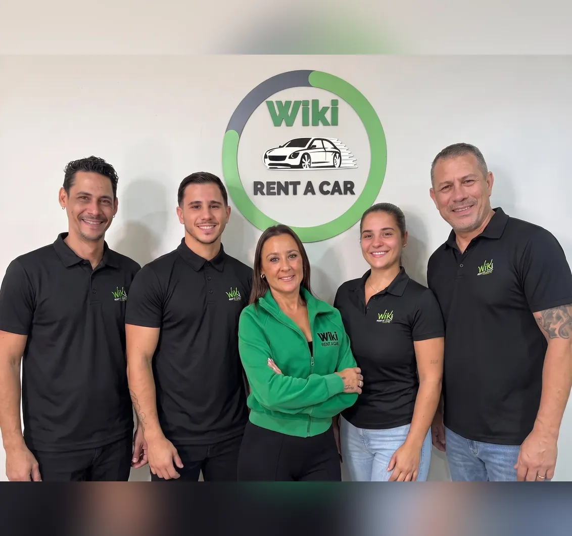 Equipo de Wiki Rent A Car en su oficina de Marbella