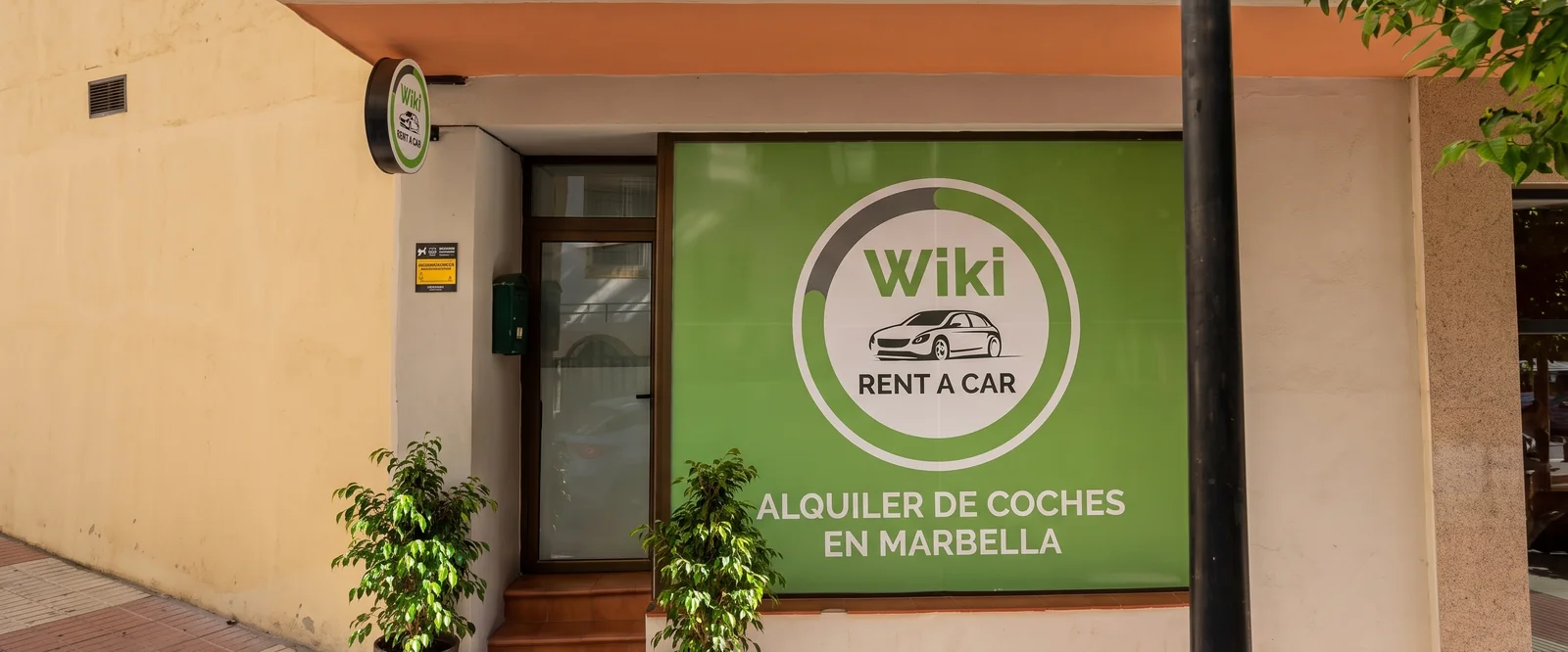 Fachada de la oficina de Wiki Rent A Car en Marbella
