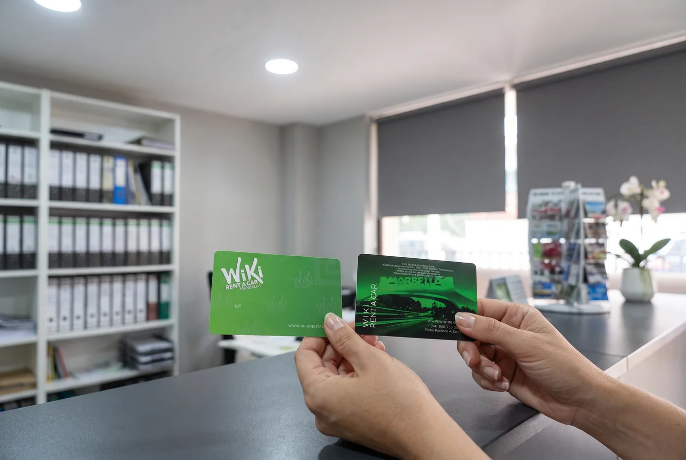 Tarjeta de fidelización de Wiki Rent A Car por sus dos caras en la oficina de Marbella