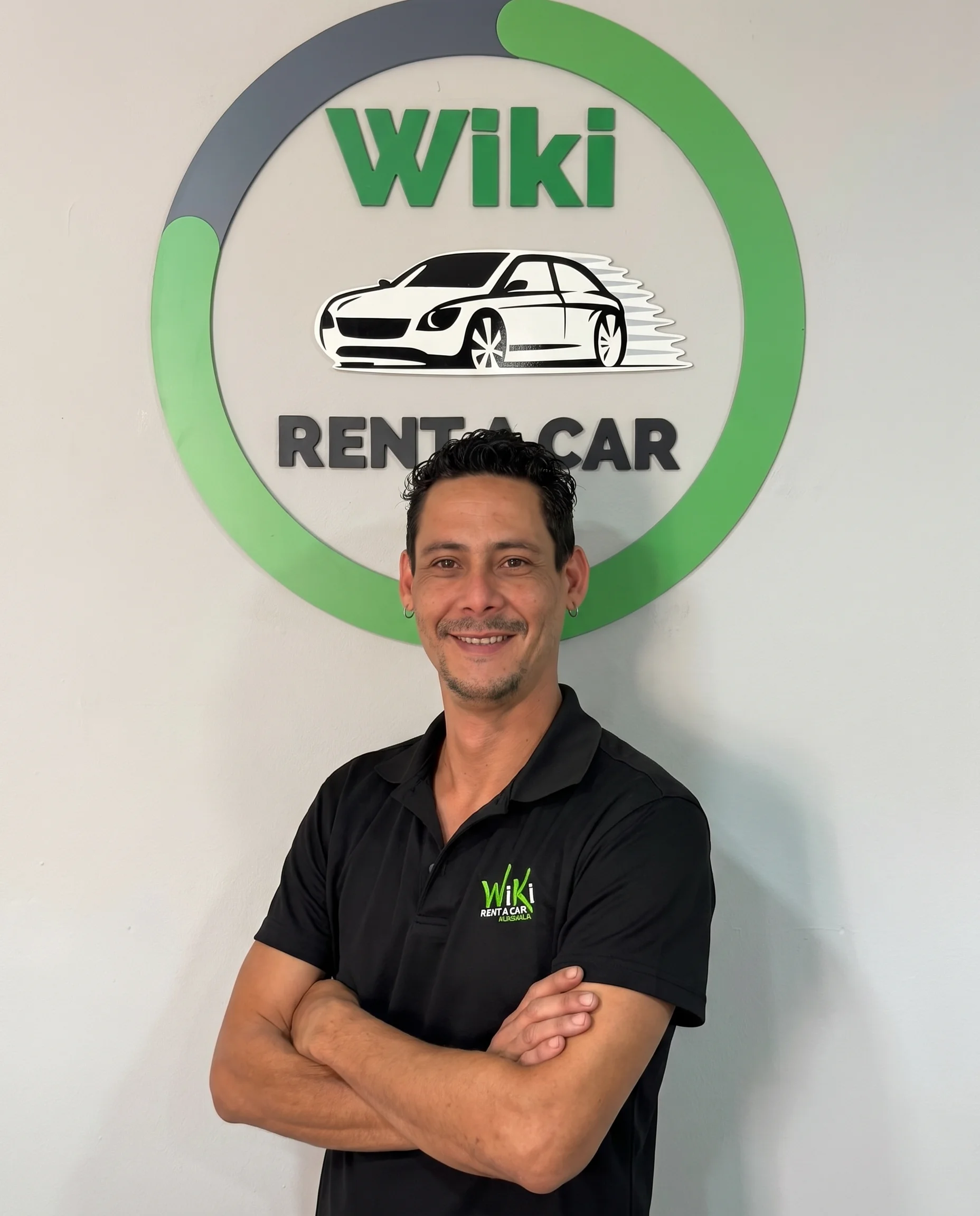 Roland Martínez, encargado de mantenimiento y limpieza de vehículos de Wiki Rent a Car en Marbella