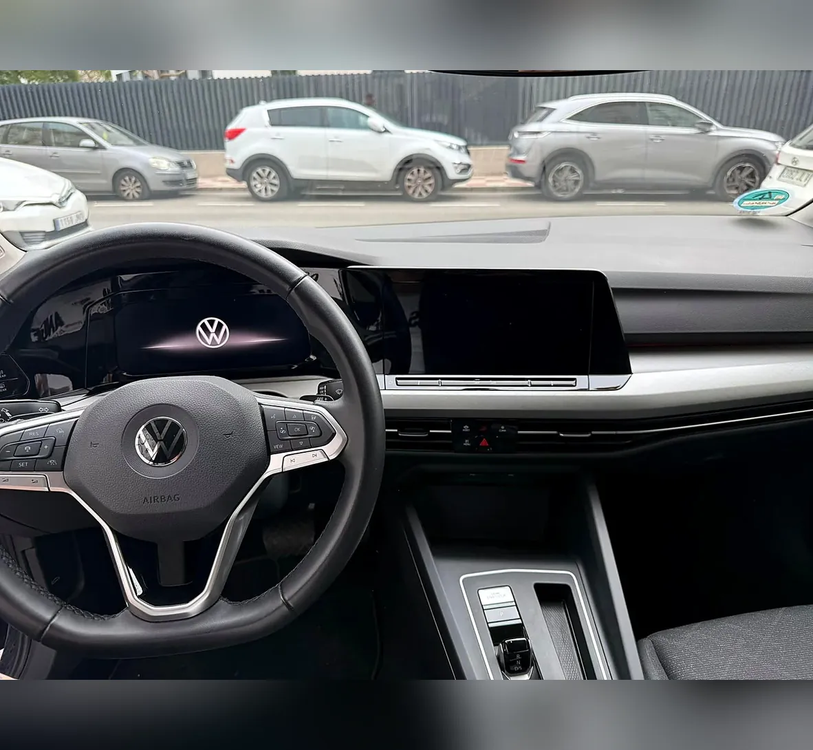 Interior del Volkswagen Golf de alquiler en Marbella
