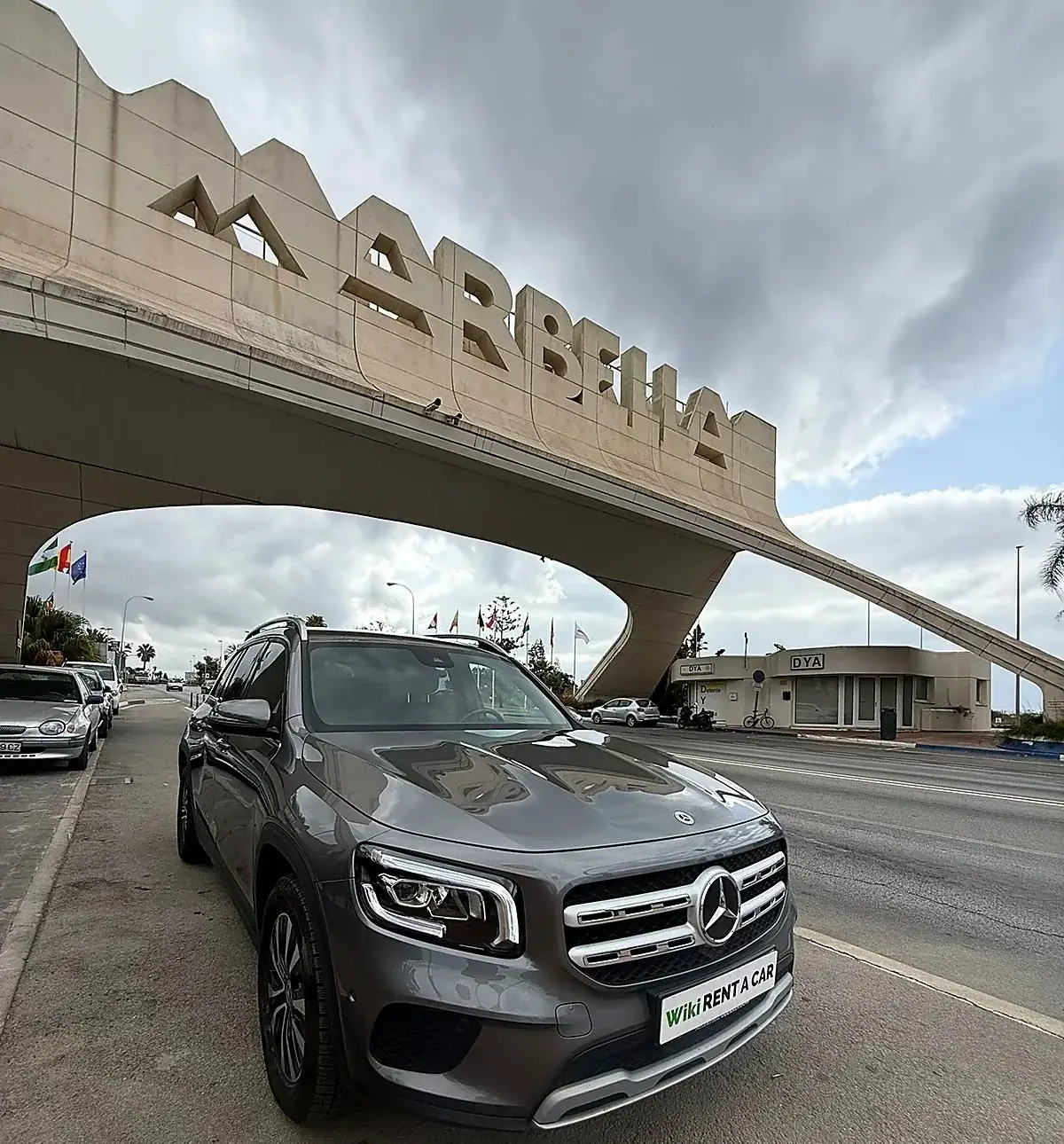 Mercedes GLB de alquiler sin franquicia aparcado bajo el arco de Marbella