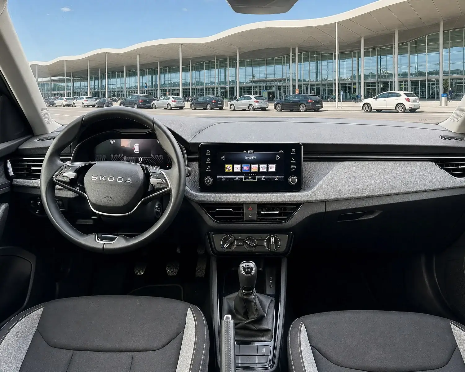 Interior de un Skoda Kamiq de alquiler sin franquicia frente a la terminal del Aeropuerto de Malaga