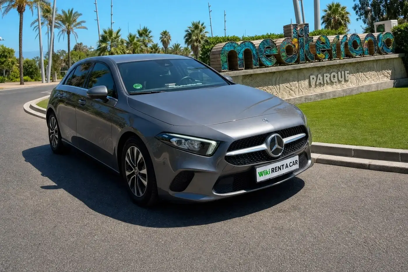 Coche de alquiler de Wiki Rent A Car junto al Parque Mediterráneo de Marbella